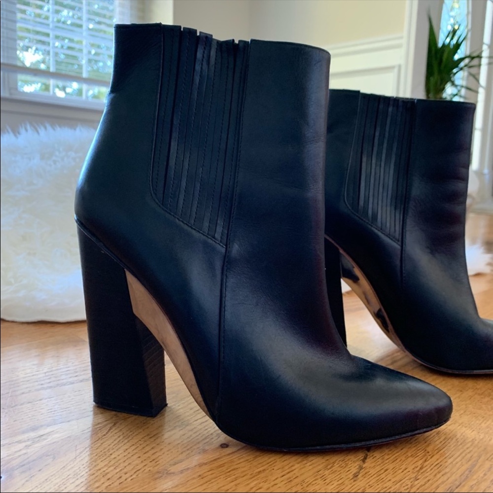 CUTE BCBG Silver Accent Fall Booty Like New Sz 10